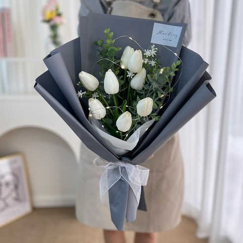 품질과 지속성을 겸비한 러블리팜 조화 엘레나 튤립 꽃다발로 우아함을 표현하세요