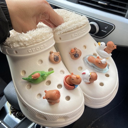 카피바라 클로그 파츠로 평범한 신발에 귀여움 한 스푼!