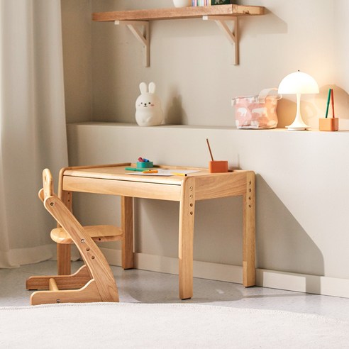 고품질 소재로 제작된 유아 책상과 의자 세트