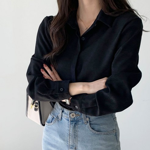 기모 소재와 숨겨진 버튼으로 돋보이는 세련된 블라우스
