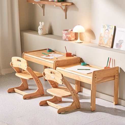 고품질 소재로 제작된 유아 책상과 의자 세트