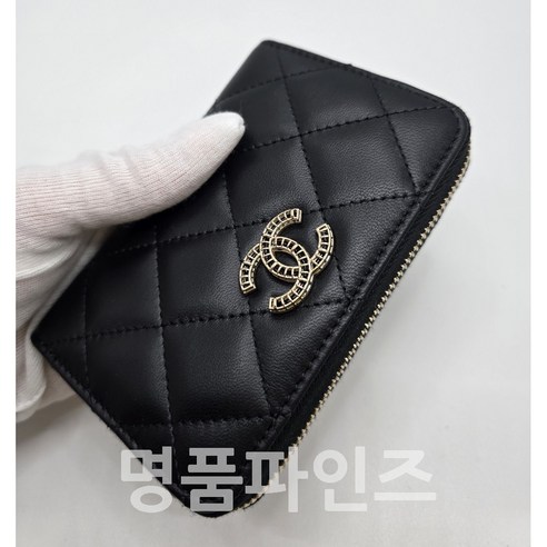 샤넬 AP4565, 우아함과 실용성을 모두 갖춘 당신의 스타일 파트너