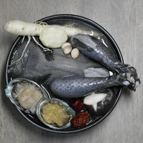 자연의 건강함을 담은 정일품 오골계로 특별한 식사를 즐기세요.