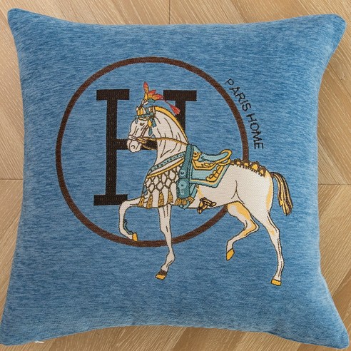 셔닐 자수 쿠션 커버로 낡은 소파에 새 생명을 불어넣으세요.