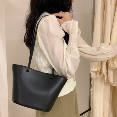 천연 소가죽 미니 모던 쇼퍼백: 우아함과 기능성의 완벽한 조화