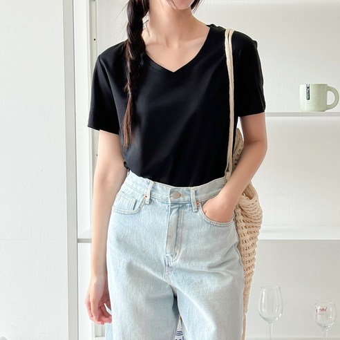 부드러운 소재와 편안한 착용감의 여성용 브이넥 반팔 티셔츠