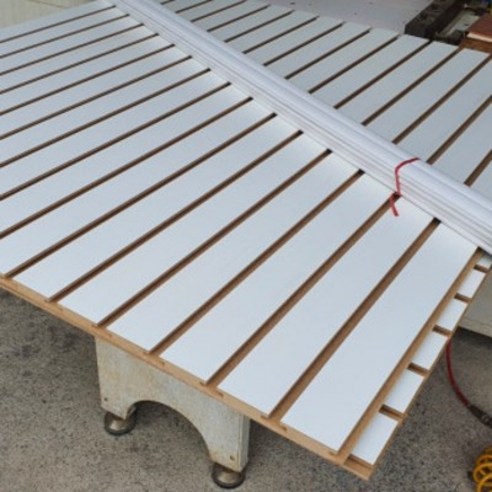 스페이스월 화이트 악세사리 진열대, 매장에 새로운 생명을 불어넣다