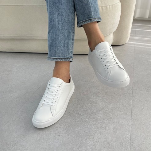 품격과 편안함의 조화: 남성용 화이트 소가죽 스니커즈