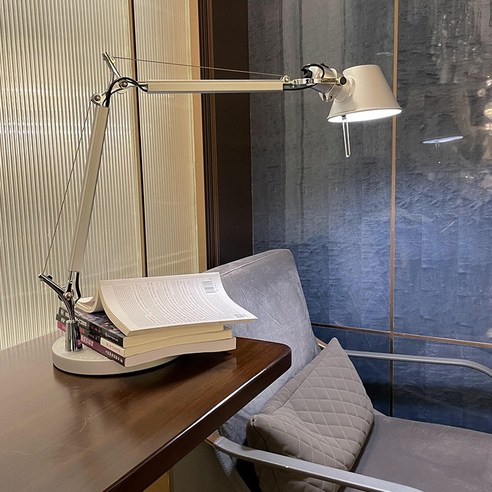 빛으로 빚어낸 공간의 예술, 아르떼미데 관절 스탠드