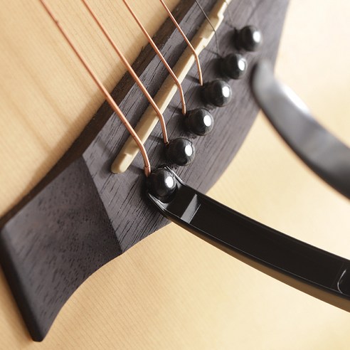 편안한 그립감과 고급 카포 피크를 갖춘 첼레 우쿨렐레 기타