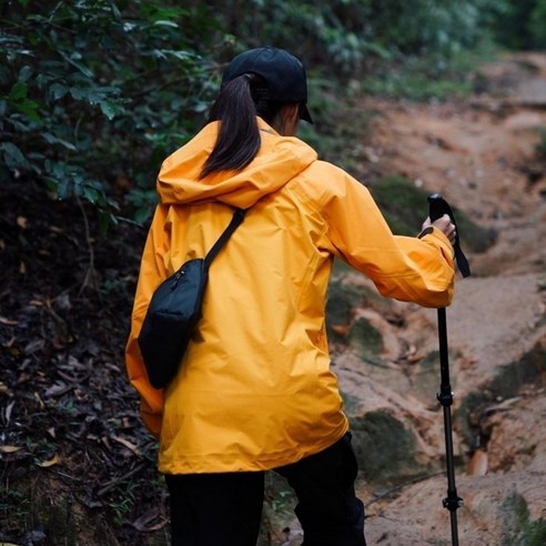 가볍게 떠나는 당신의 일상, 아크테릭스 맨티스 크로스백 하나면 충분해!