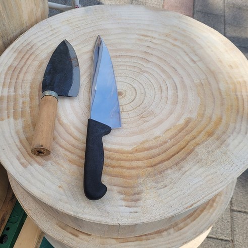 자연의 숨결이 느껴지는, 국내 제작 통나무 원형 도마로 당신의 주방에 특별함을 더하세요.