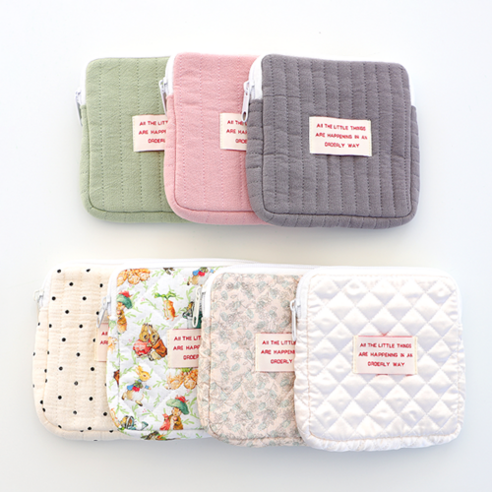 세련되고 다목적으로 사용할 수 있는 리틀데이지의 납작이 다용도 정사각 파우치는 필수품을 깔끔하고 쉽게 정리하고 휴대하는 데 완벽한 솔루션입니다.