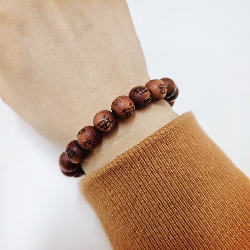 블루릴리 향나무 염주 팔찌로 마음의 평안과 스타일을 동시에!