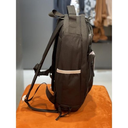 세련된 디자인과 실용성을 겸비한, 저학년 자녀를 위한 완벽한 백팩