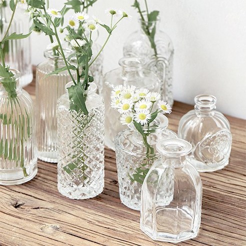 투명 유리와 미니멀리즘 디자인의 우아한 인테리어 오브제 화병