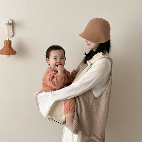 스타일과 편안함을 겸비한 완벽한 육아 필수템, 미카 허그 슬링 백
