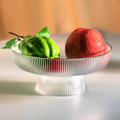 수정처럼 맑고 투명한 유리 접시, 골드 리무로 세련된 디자인