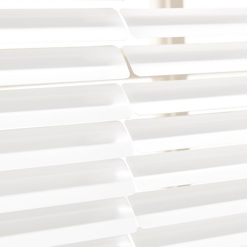 맞춤제작된 아라크네 알루미늄 블라인드로 아름답고 기능적인 창문 공간을 만드세요.