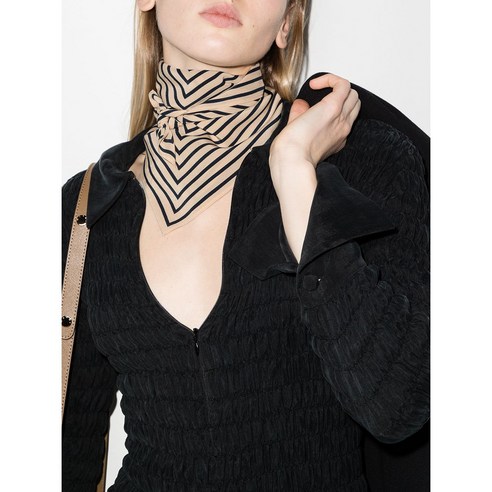 토템 모노그램 실크 스카프 하나로 완성하는 겨울 스타일