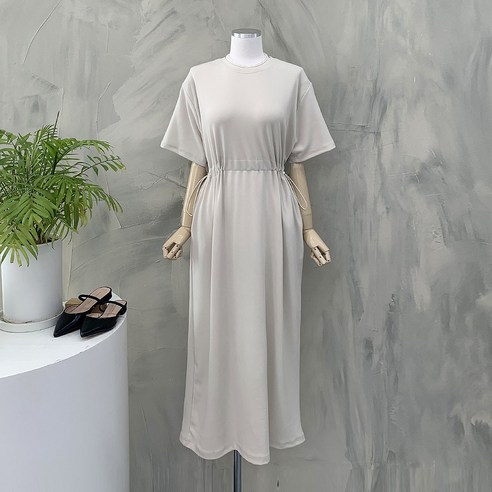 루즈하면서도 세련된 분위기를 연출하는 허리 스트링 롱 원피스