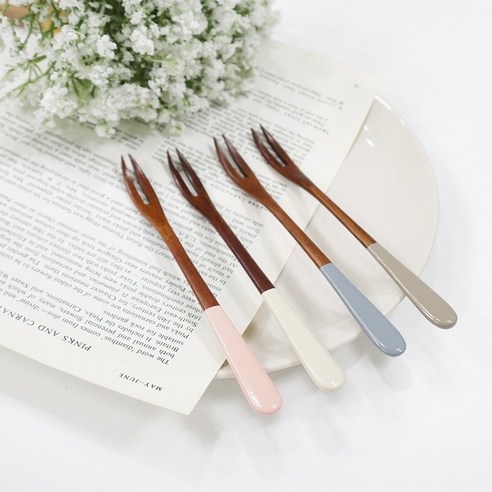 자연의 숨결을 담은 옻칠 나무 수저세트로 식탁에 품격을 더하세요