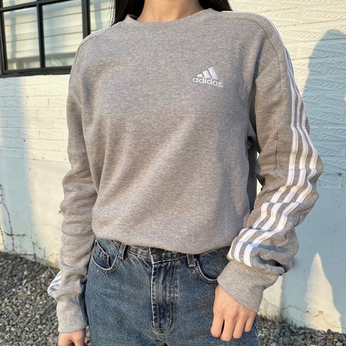 간절기 날씨에 완벽한 편안하고 세련된 아디다스 맨투맨