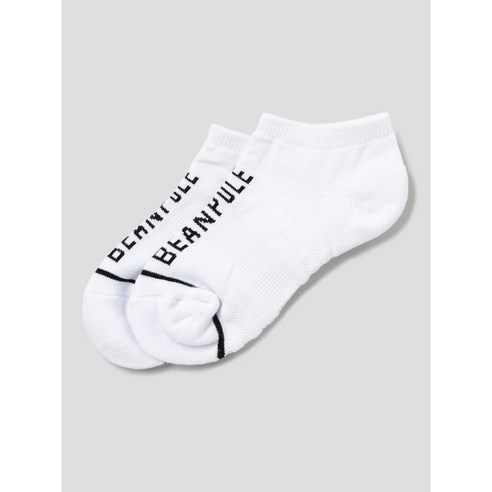 세련된 화이트 스니커즈로 스타일을 완성하다