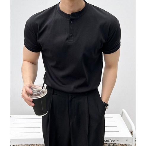 탄탄하면서도 편안한, 올시즌 착용 가능한 헨리넥 티셔츠