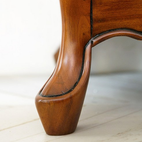 시간을 초월하는 아름다움, 제우스 엔틱 원목 거실장 세트로 완성하는 품격 있는 공간