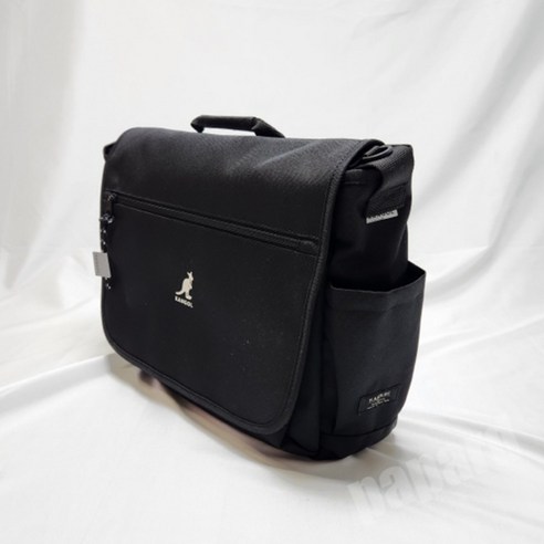 세련된 디자인과 실용성을 겸비한 어린이 메신저백