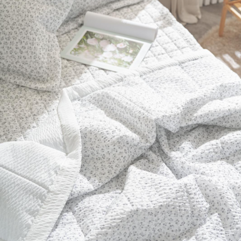 여름철 편안한 수면을 위한 시어서커 이불