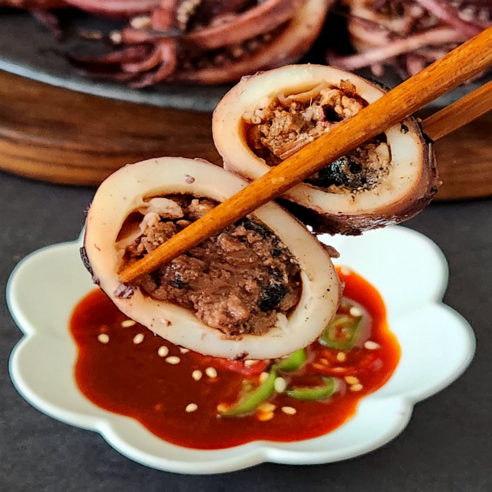 오늘 저녁, 젓가락 멈추지 않는 마성의 맛! 자연산 오징어 통찜으로 특별한 만찬을 즐겨보세요.