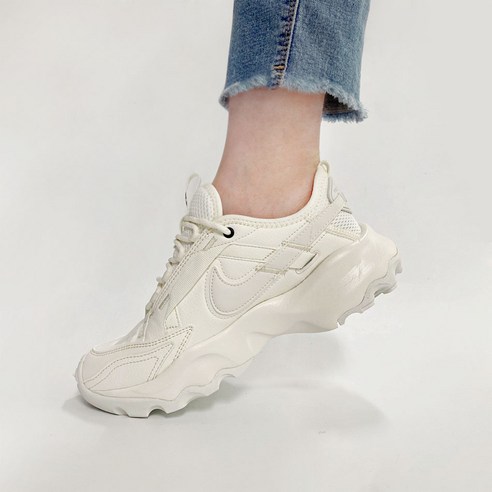 3일간 특별가로 이용할 수 있는 나이키 TC7900 써밋화이트 키높이 발편한 어글리 커플 운동화