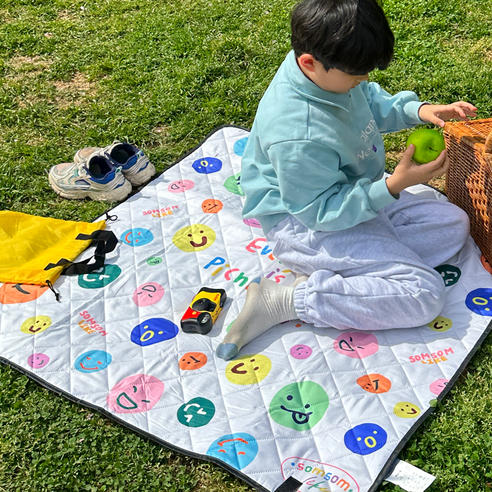 편리한 휴대성과 양면 방수 기능으로 야외 활동에 적합한 1인용 돗자리