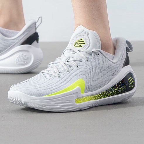 농구 코트를 지배하는 우아한 그림자, 언더아머 커리 12 그레이