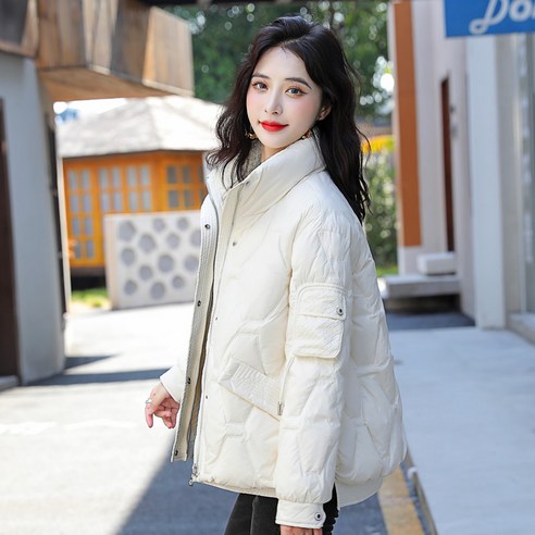 매혹적인 화이트 오리털 패딩 코트로 겨울을 정복하세요!