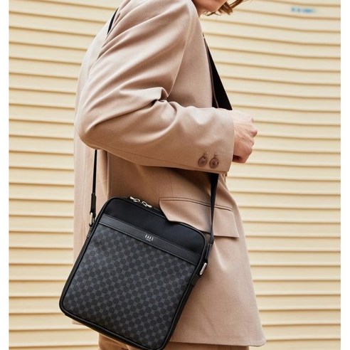 닥스 크로스백으로 가볍고 세련된 일상을 완성하세요