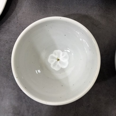 소박한 아름다움이 깃든 식탁의 동반자, 여주도자기 배꽃 정감 공기대접