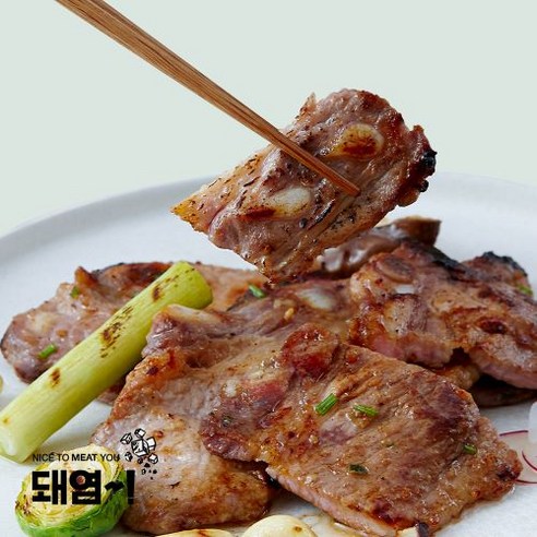 돼염 오리지널 소금양념 돼지갈비 - 최고의 맛과 퀄리티, 풍부한 맛과 향, 사용하기 간편한 조리 방법, 안전한 식품첨가물 없이, 온라인 쇼핑몰에서 구매할 수 있으며 가격은 29,900원, 총평가수는 2개, 평점은 5/5, 자주 묻는 질문에서는 인분, 보관, 어울리는 음식 등에 대한 정보를 제공합니다.