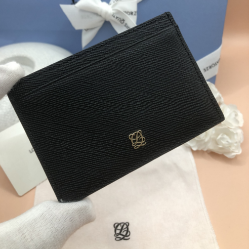 고급스럽고 실용적인 루이까또즈 블랙 카드지갑은 다양한 스타일과 룩을 완벽하게 보완합니다.