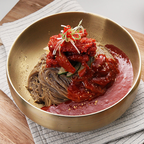 여름철 더위 식히기에 이상적인 상쾌한 설악칡냉면