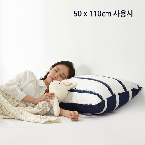 스마일 등쿠션으로 밋밋한 공간에 웃음과 편안함을 더하다