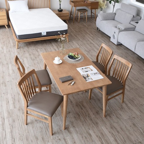 고급스러운 원목 식탁으로 특별한 순간을 만끽하세요