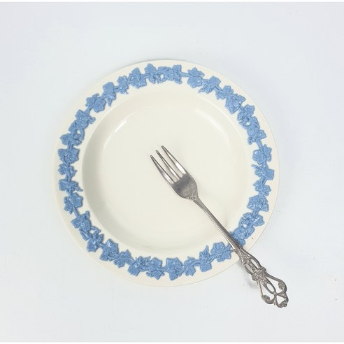 시간을 초월하는 아름다움, 앤틱 퀸즈웨어 라벤더온크림 플레인 접시