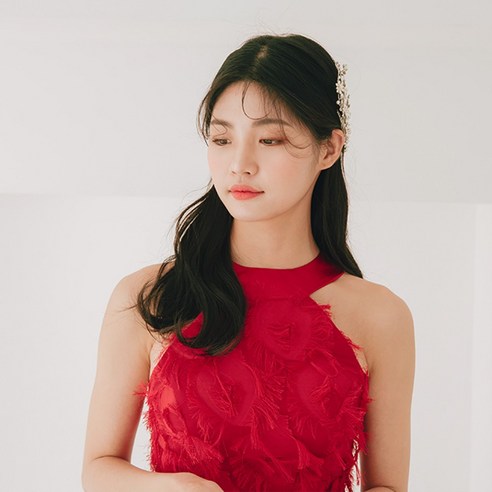 우아함과 고귀함이 어우러진 릴리드레스 루비 홀터넥 드레스