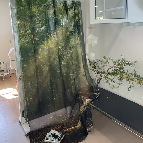 밋밋한 내 공간에 숨결을 불어넣다! 쉬폰 패브릭 포스터 하나로 완성하는 감성 인테리어 디자인커튼