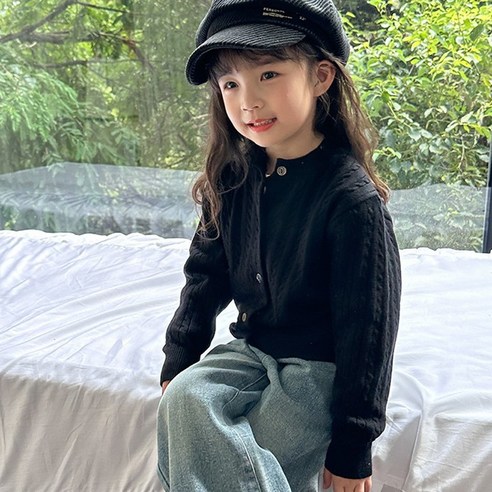편안함과 세련됨이 조화된 어린이 니트 가디건