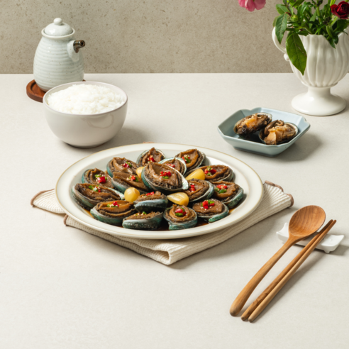 싱싱한 완도 전복을 풍부한 간장 소스에 담은 최상의 맛