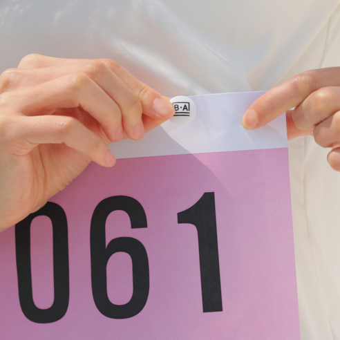 옷핀 없이 안전하게, 기록 경신을 향한 러닝에 집중하세요.